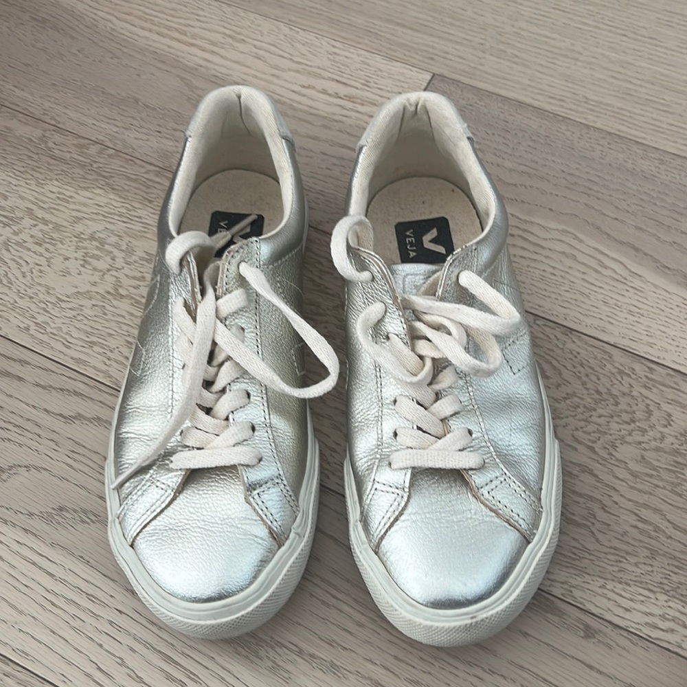 Veja sneakers in a shimmery gold color. Size 36 (US 5)